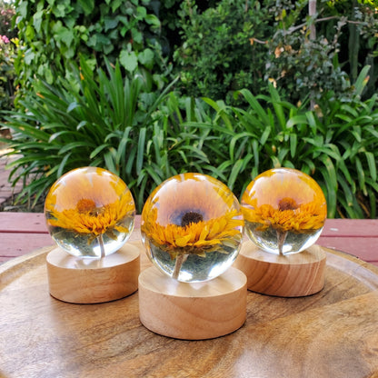 Hand-Poured Flower Resin Lamp